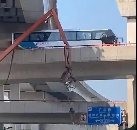 安全警示！上海高架一大巴碰撞施工中高空臂車